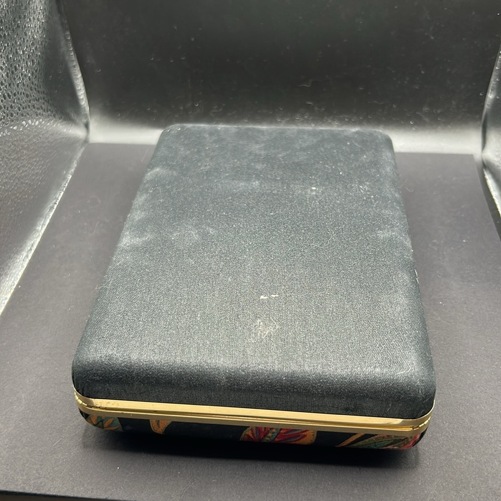 Vintage jewelry box with jewelry selection. Earring, necklaces, ring, etc. - Picture 15 of 16